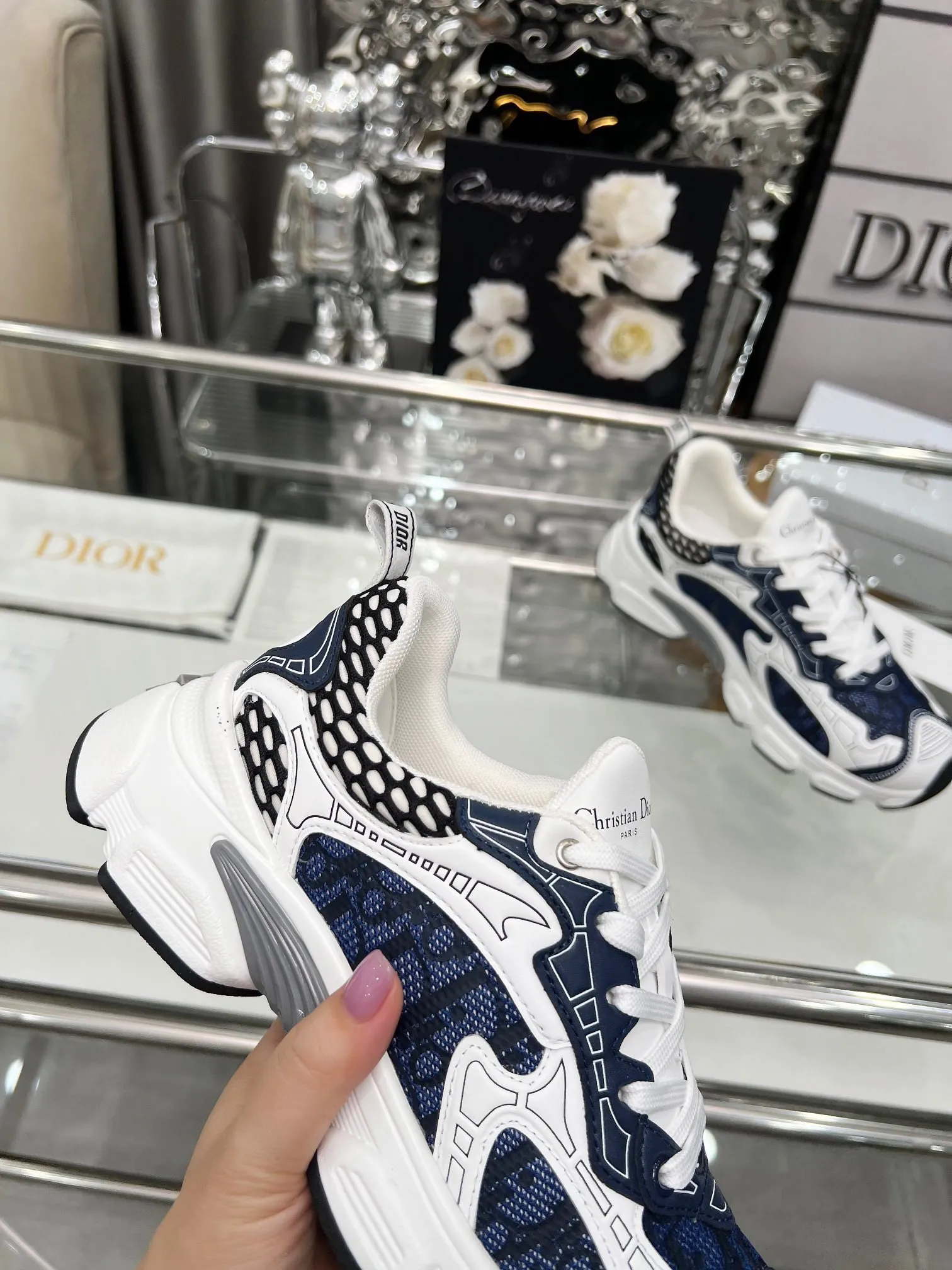 [Dior Dior] P: 580💰 ♺ Size: Female 35-41 Male 39-45 (Female 40.41 Male 45 custom-made) This Dior Chrono sneaker is a new product for the fall of 2024, reinterpreting running shoes in Dior's high-end style. White mesh fabric is paired with nude and silver-toned laminated leather-effect panels, and the CD logo on the sides, star patch on the tongue and Dior logo on the heel are many details to highlight the style. Featuring two-tone laces, a lightweight sole and star embellishments for a casual look all year round.